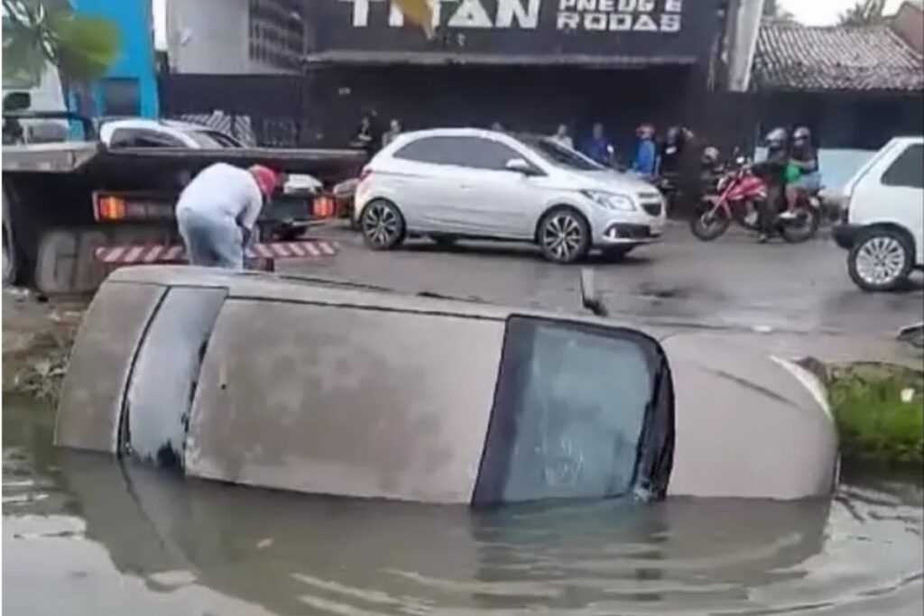 video:-carro-cai-em-corrego-de-maceio-e-fica-parcialmente-submerso
