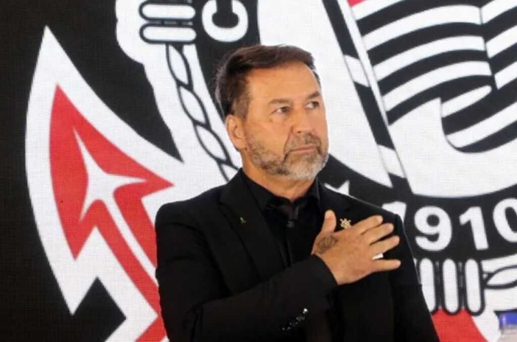 video:-imagens-confirmam-contato-de-augusto-melo-em-torcedor