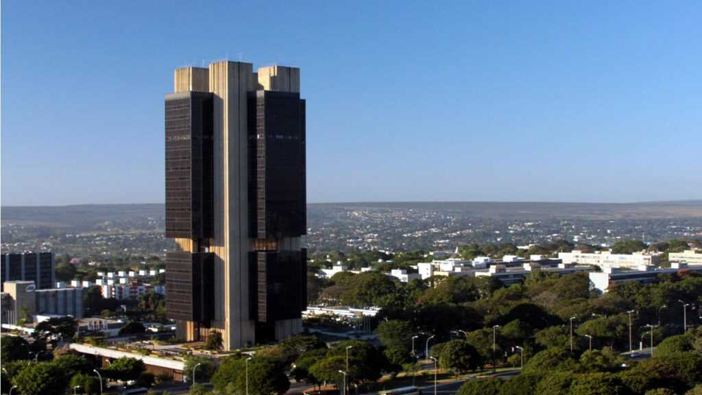 copom-eleva-selic-para-12,25%-e-anuncia-novas-altas-em-2025