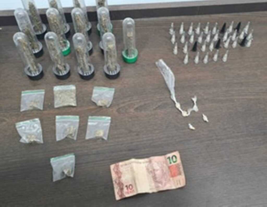 homem-e-preso-com-drogas-e-dinheiro-apos-tentar-fugir-da-policia-no-jardim-amanda