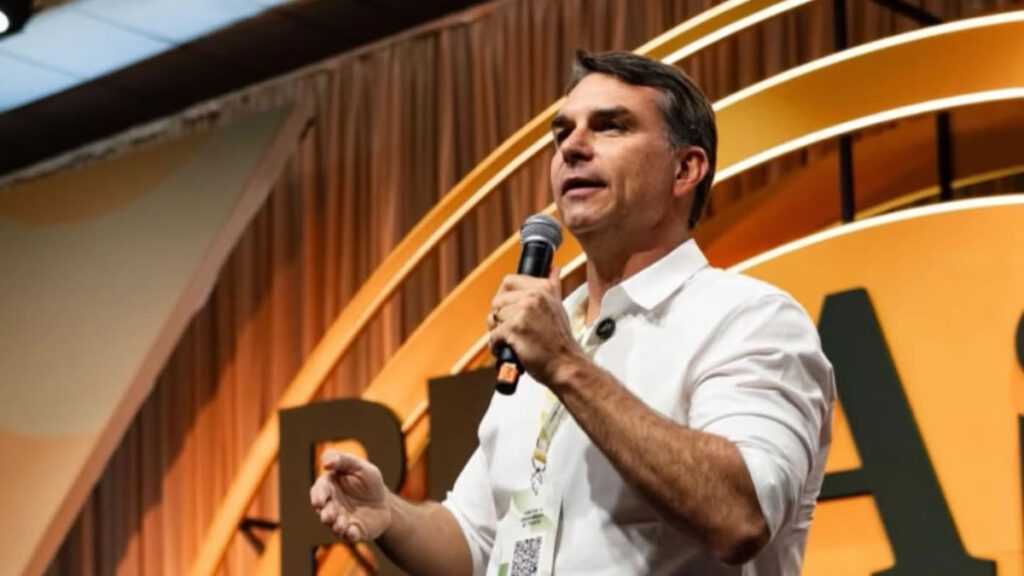 pl-oficializa-candidatura-de-flavio-bolsonaro-a-presidencia-durante-convencao-em-sao-paulo