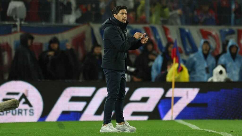 abel-ferreira-critica-pressao-e-valoriza-elenco-do-palmeiras